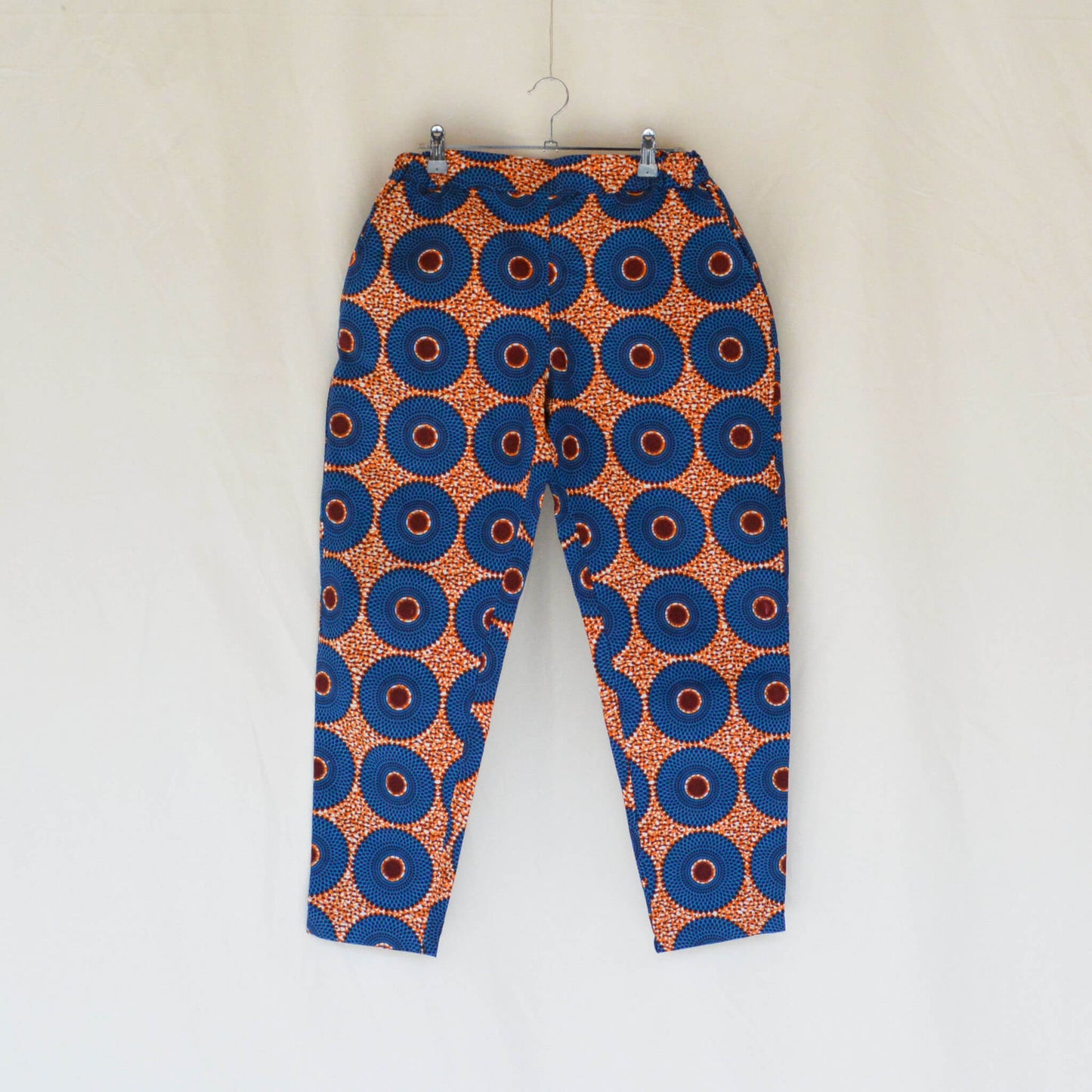 テーパードパンツ