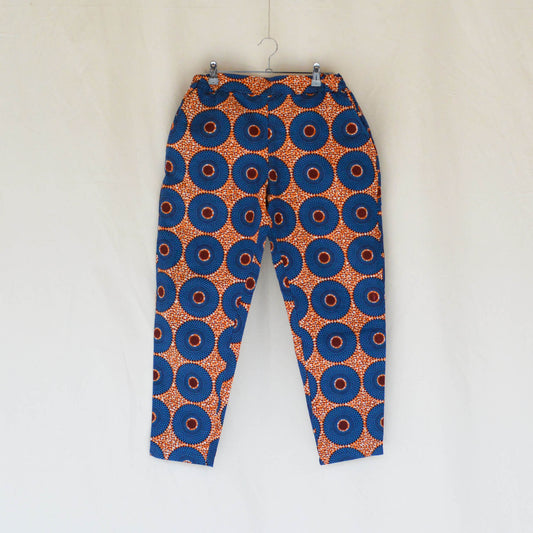 テーパードパンツ