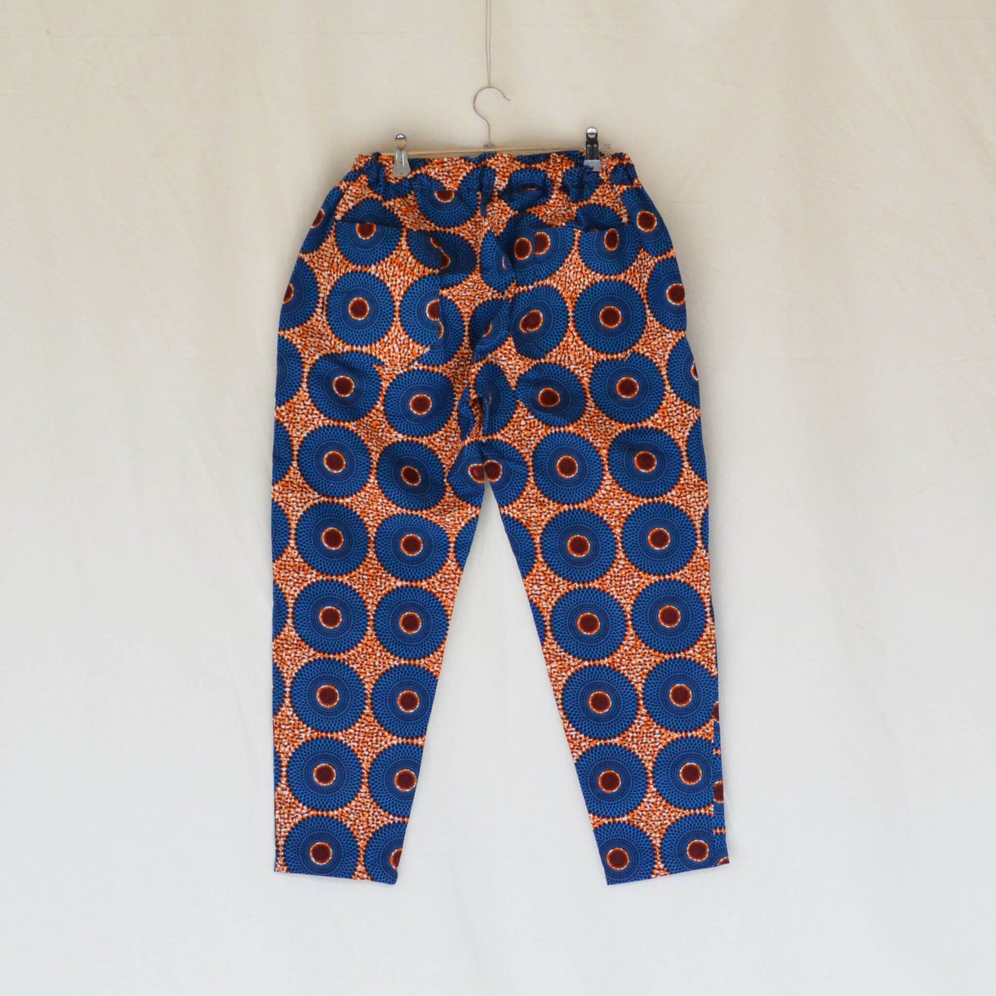 テーパードパンツ