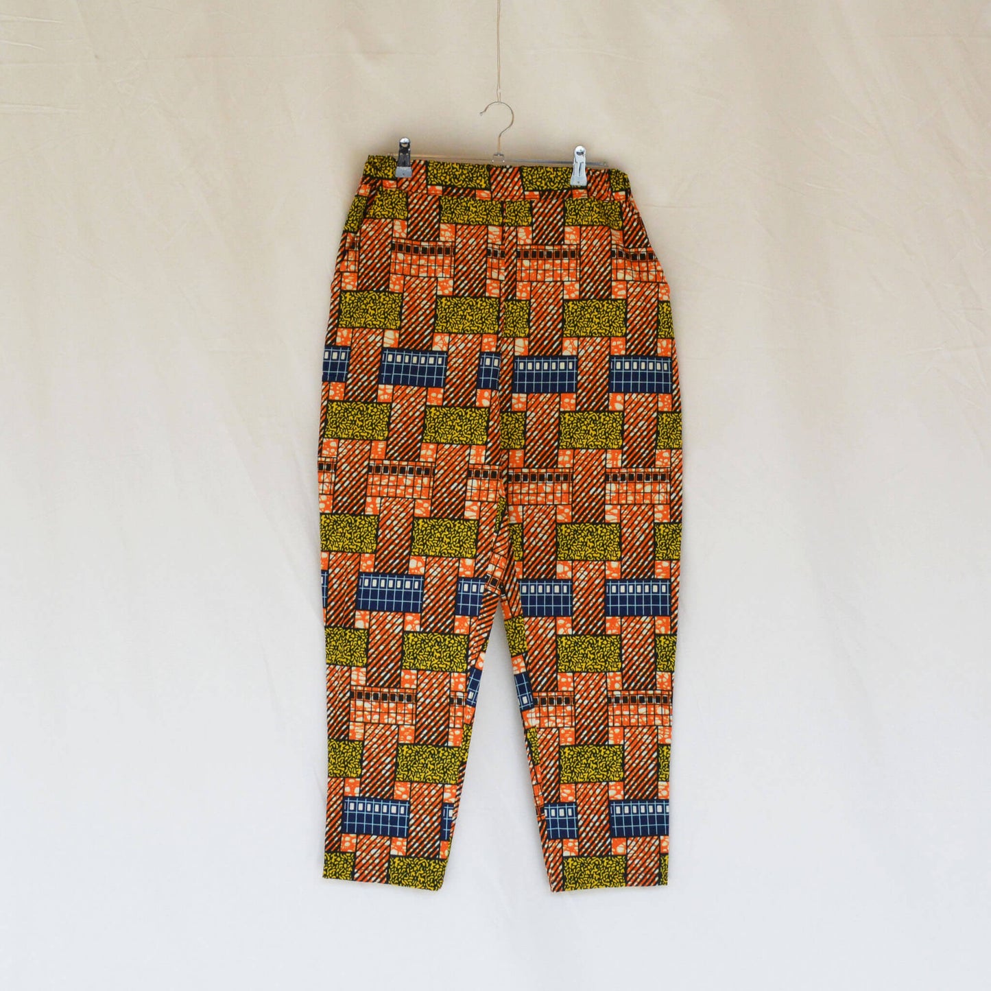 テーパードパンツ