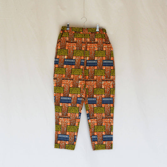 テーパードパンツ