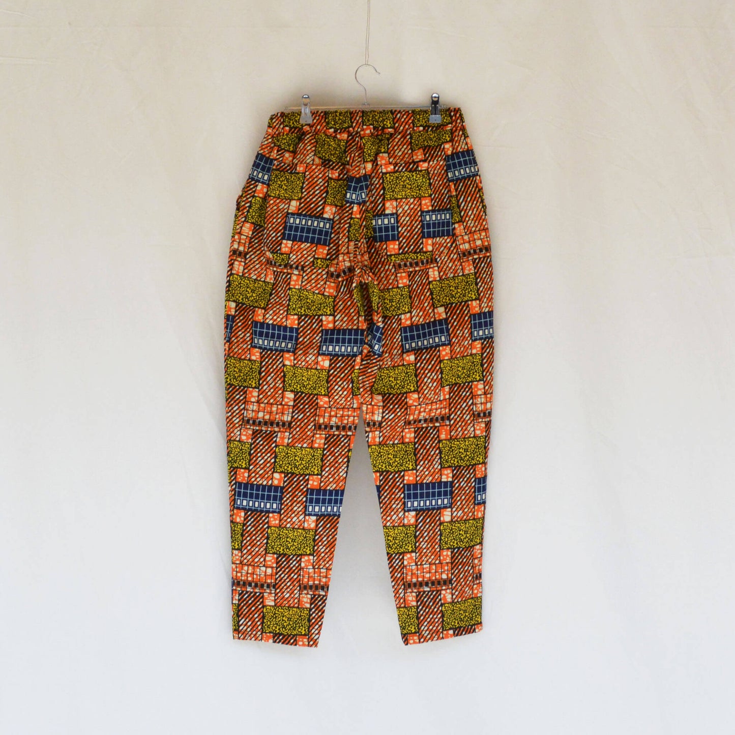 テーパードパンツ